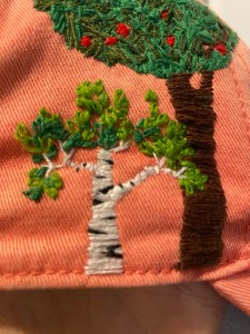 Kirjonnalla tehty koivu vaaleanpunaisella taustalla