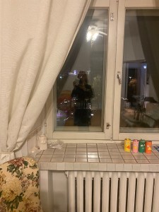 kuvassa näkyy ikkuna, jossa valkoinen kaakeloitu ikkunapenkki ja sen alla valkoiset lämmityspatterit