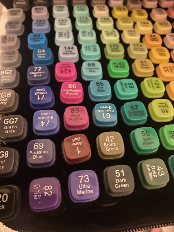 Lähikuva värikkäistä kynistä