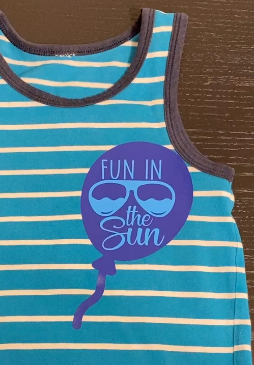 sini-valkoraitapaidassa on silityskalvokuva, jossa on sininen ilmapallo ja teksti Fun in the sun sekä aurinkolasit.